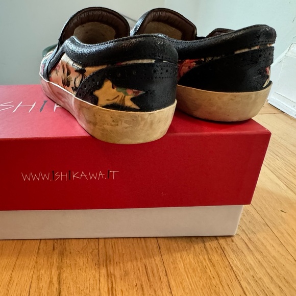 BEAUTIFUL ISHIKAWA Hand Painted Slip Ons - Picture 4 of 4
